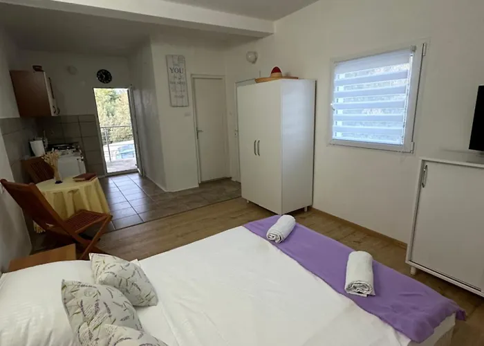 Studio Apartment *